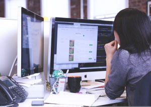 Jak zwiększyć sprzedaż poprzez strategię upsell i cross-sell