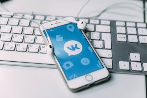 Jak wykorzystać marketing emocji do przyciągania uwagi klientów